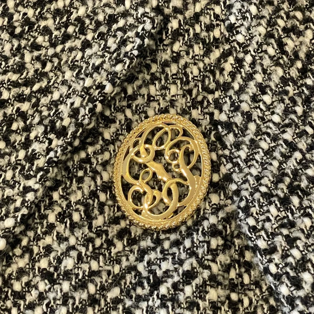 Vintage gold tone, swirl, pin. Beautiful scroll trim.